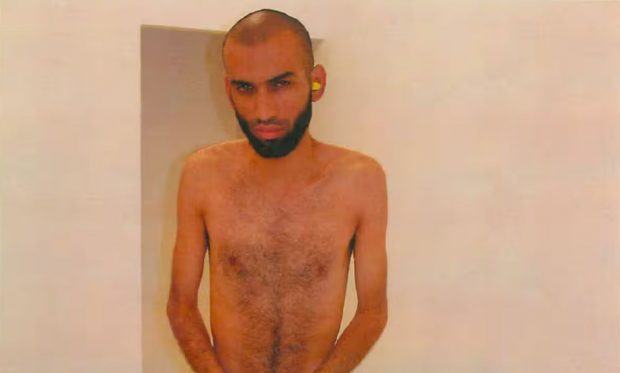 O fotografie cu un suspect terorist, făcută probabil în închisoarea secretă a CIA din România, publicată de The Guardian. Ce se știe despre „situl negru” de la București