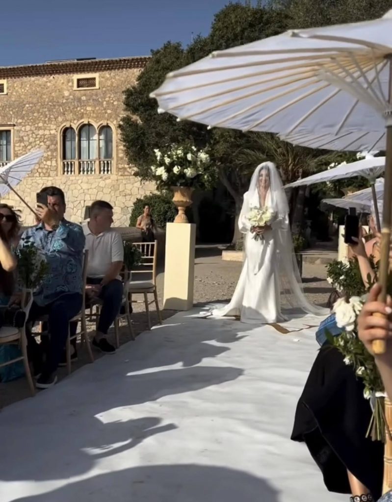 Ana Maria Barnoschi s-a căsătorit religios în Palma de Mallorca. Cum au arătat cele trei rochii de mireasă, dar și decorurile de ceremonie 14 ana maria barnoschi casatorie palma de mallorca 2