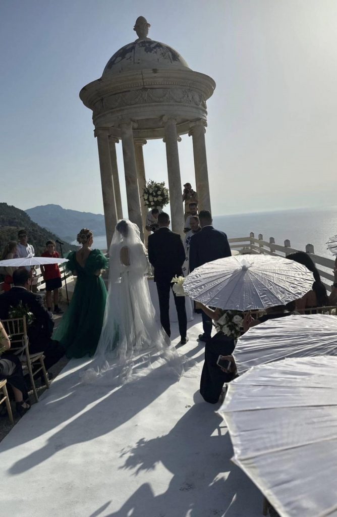 Ana Maria Barnoschi s-a căsătorit religios în Palma de Mallorca. Cum au arătat cele trei rochii de mireasă, dar și decorurile de ceremonie 8 ana maria barnoschi casatorie palma de mallorca 9