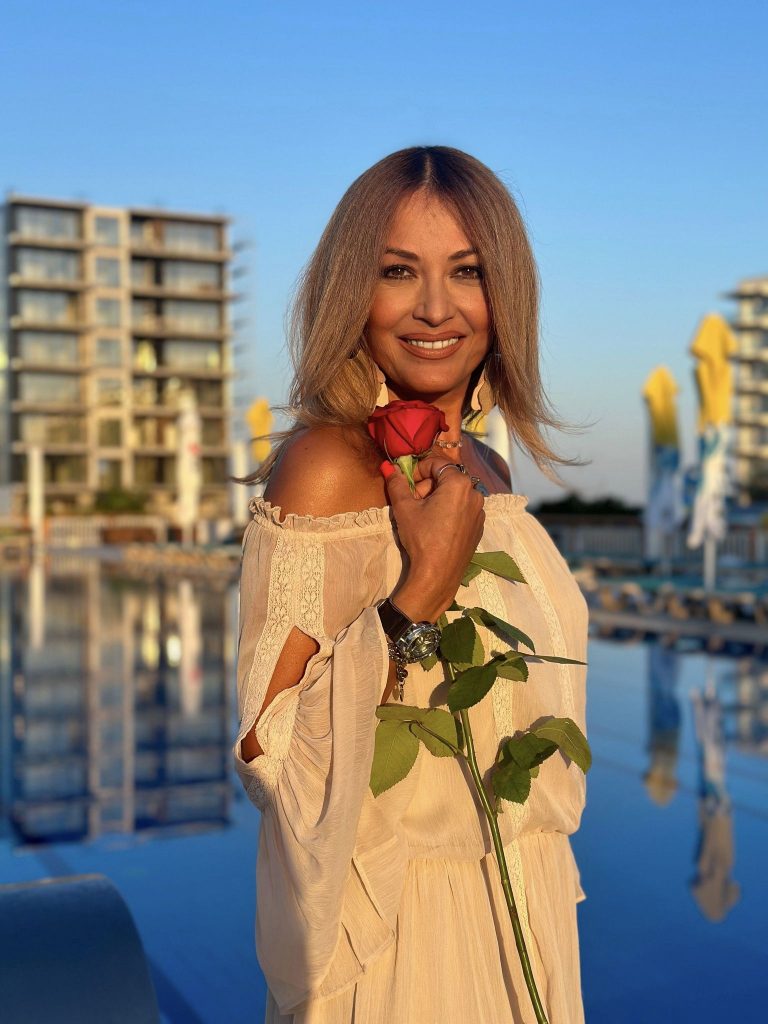 Anca Țurcașiu, la plajă cu presupusul iubit. Cum a fost surprinsă artista când credea că nu va afla nimeni 14 anca turcasiu 3