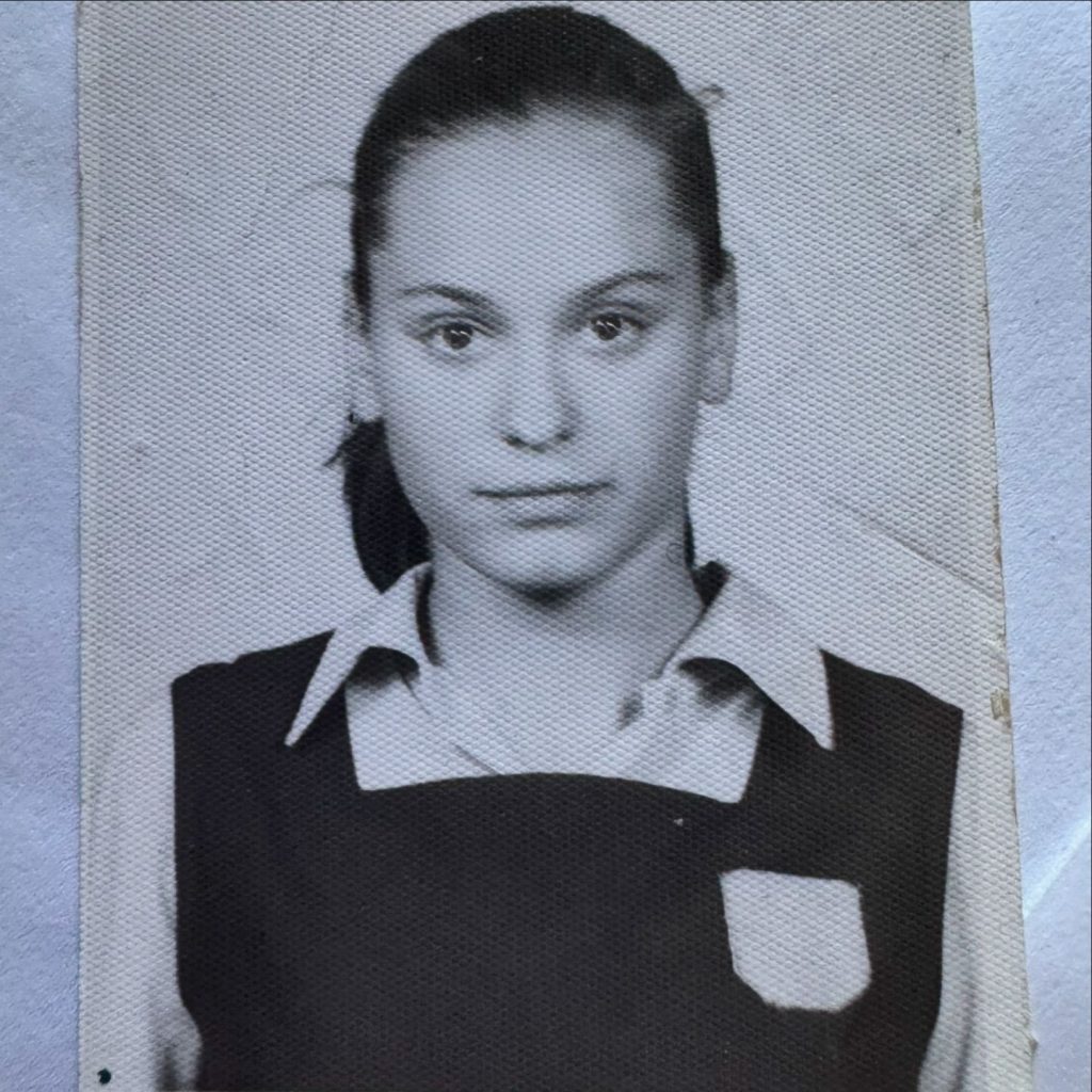 Cum arăta Andreea Esca în adolescență. Imagini rare cu prezentatoarea, care pe atunci avea părul lung: „Alexia Eram zice că semănăm” 2 andreea esca in adolescenta 1