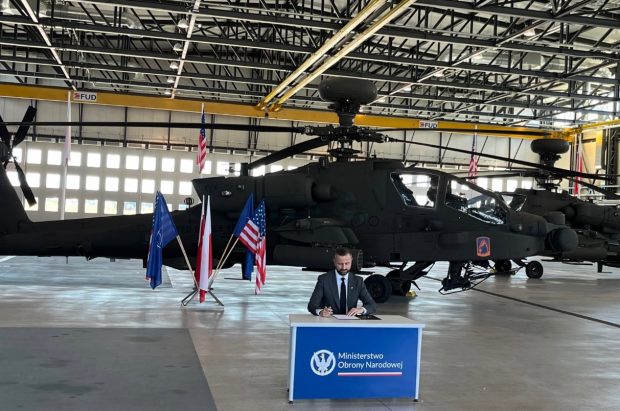 Polonia cumpără cu 10 miliarde de dolari 96 de elicoptere americane de atac Apache