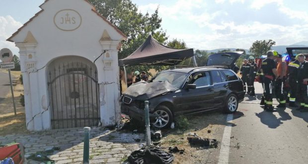 Român de 17 ani, mort pe scaunul din dreapta al unui BMW care a zburat într-o capelă, în Austria. Un român de 21 de ani, la volan