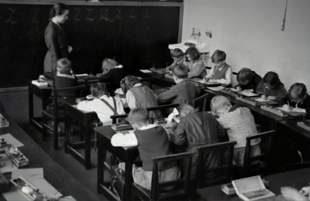 Index salarial – Cât câștigă angajații din sistemul privat de învățământ: între 4.000 și 5.500 de lei pentru o educatoare și până la 9.000 de lei pentru un profesor de ciclu gimnazial sau liceal