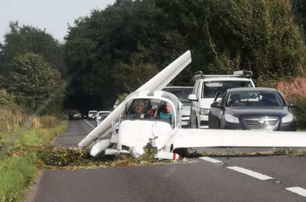 Pilotul și pasagerul unui avion de mici dimensiuni au supraviețuit, după ce aeronava s-a prăbușit pe un drum aglomerat din Anglia