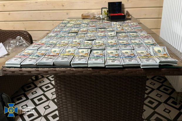 Șefii a două centre de recrutare din Ucraina au fost reținuți pentru o fraudă de 1,2 milioane de dolari. Banii, ascunși sub podea sau în pereți
