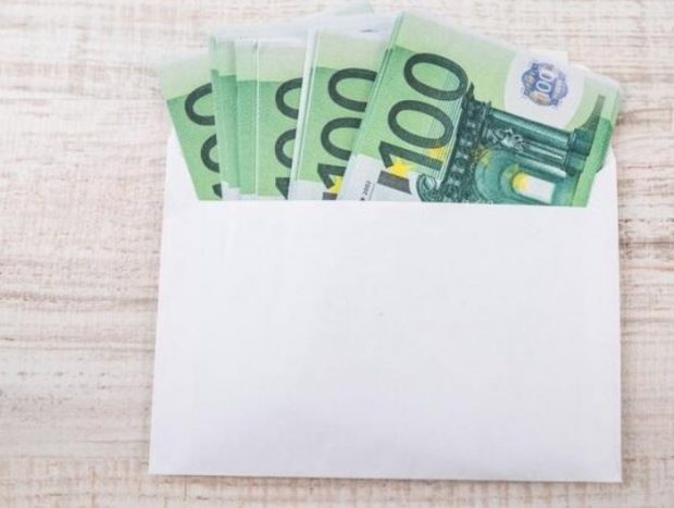 Gest bizar la Botoşani. O femeie i-a dat unei vânzătoare un plic cu 1.000 de euro și a plecat: „M-am răzbunat. Cer iertare”