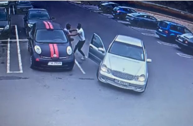 Un bărbat cu dizabilități a fost răpit de pe o stradă din Timișoara și pus să cerșească în Cluj. Era bătut dacă nu câștiga suficienți bani. VIDEO