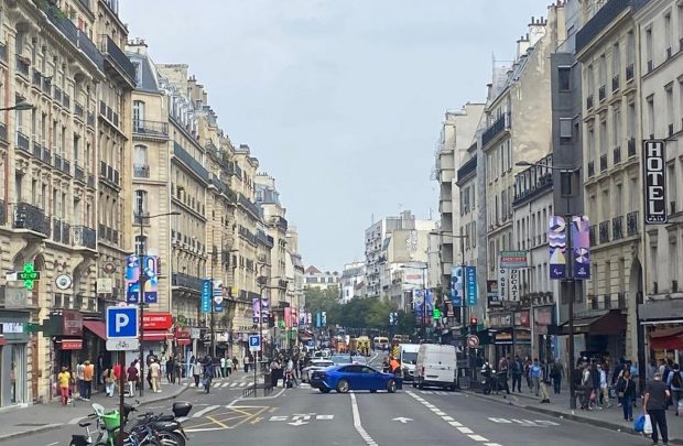 Bătaie cu bâte și cuțite între zeci de afgani pe o stradă din Paris. Patru persoane au fost rănite | VIDEO