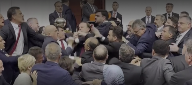 Cel puţin doi deputaţi răniţi într-o încăierare violentă în Parlamentul turc. De la ce a pornit bătaia | VIDEO