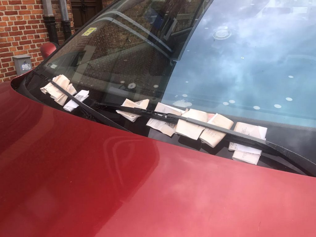 Un Renault roșu înmatriculat în România a primit 15 amenzi de parcare în două săptămâni, într-un oraș din Belgia 1 belgia1