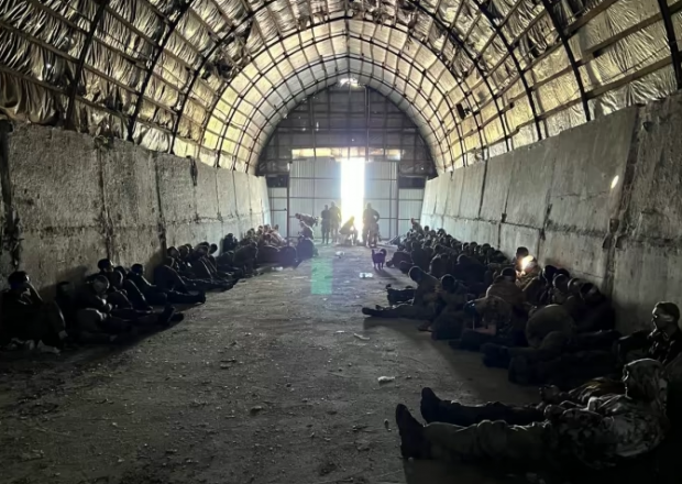 Momentul în care 102 soldați ruși se predau ucrainenilor, în Kursk, după ce s-au ascuns într-un buncăr și au refuzat să lupte | VIDEO