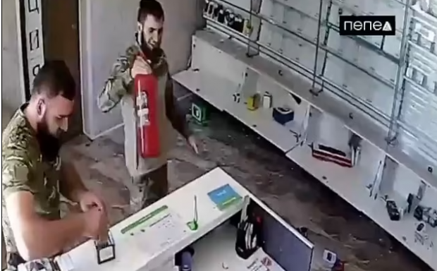 Soldații ruși, filmați când jefuiesc un magazin de telefoane mobile, în timpul incursiunii ucrainene din regiunea Kursk | VIDEO