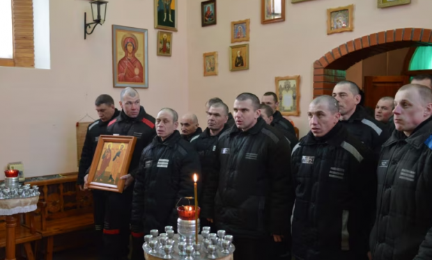 „Mai bine în război decât în pușcării”. Aproape jumătate dintre deținuții din Omsk luptă în Ucraina „pentru a evita tortura”, spun activiștii ruși