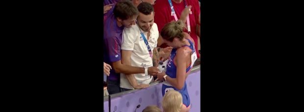 Atleta Alice Finot și-a cerut iubitul în căsătorie pe stadion, la Jocurile Olimpice. Momentul a devenit viral. VIDEO