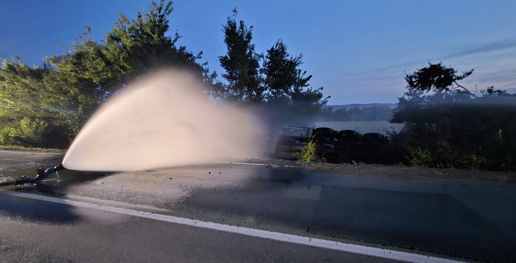 Cisternă cu gaz răsturnată duminică pe DN 7 și fisurată, golire la sol. Cisternă cu gaz răsturnată duminică pe DN 7 și fisurată, golire la sol.