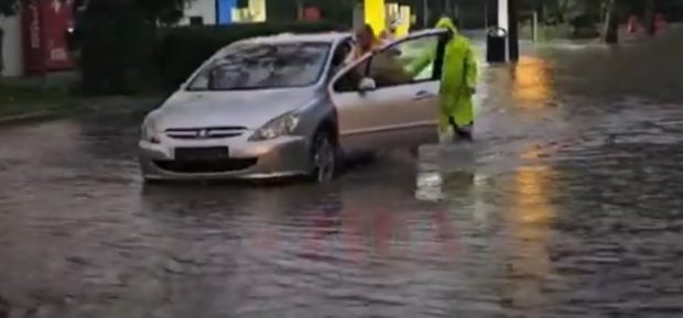 Peste 500 de apeluri la 112, înregistrate din cauza inundațiilor și a altor situații de urgență în Constanţa. Mai multe localităţi au rămas fără apă