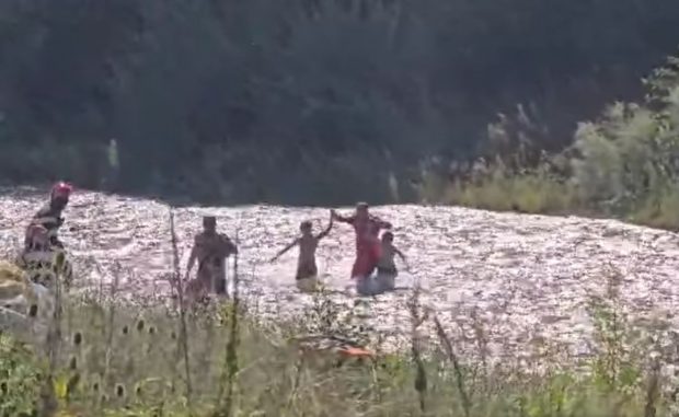 Imagini dramatice cu pompierii care salvează trei copii din apele învolburate ale Râului Târgului, în Argeș. VIDEO