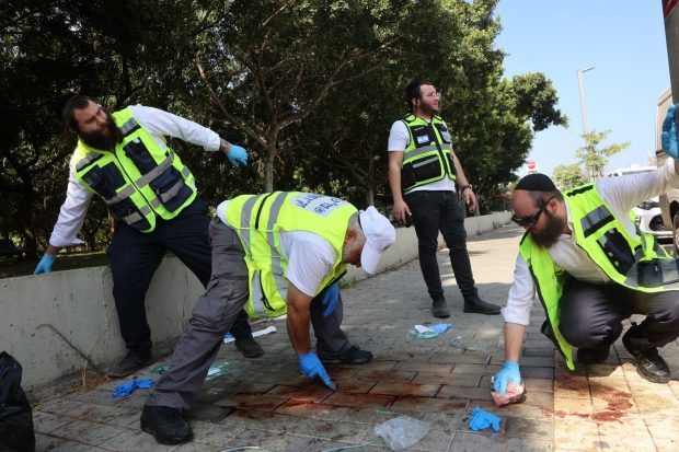 Poliția din Israel anunță un „presupus atac terorist” lângă Tel Aviv. O femeie a murit înjunghiată și trei bărbați au fost răniți