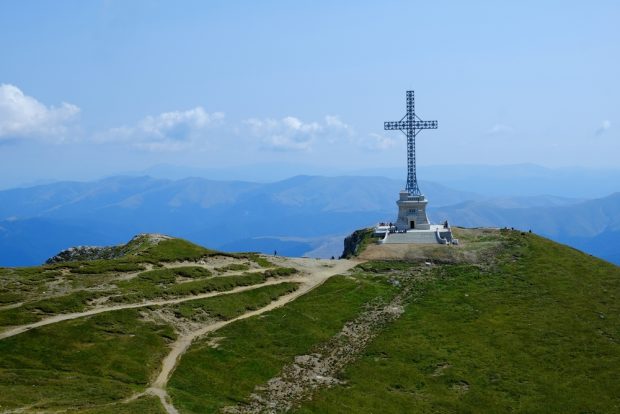 Cum a fost construită Crucea de pe Caraiman şi ce reprezintă