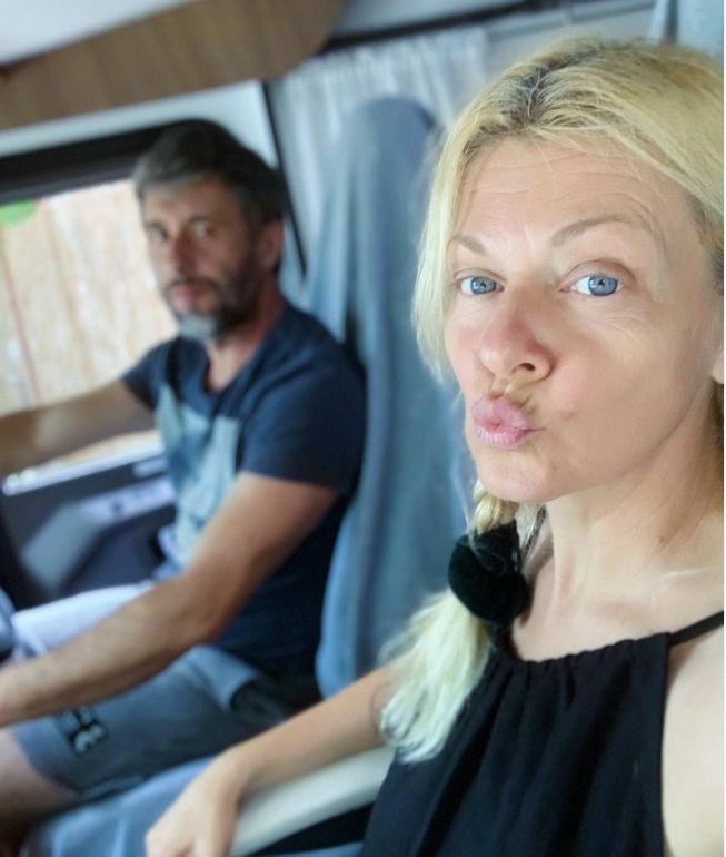 Cum au fost surprinși în grădină copiii Danei Nălbaru și ai lui Dragoș Bucur. Kadri și Roxana culeg fasole și roșii 5 dana nalbaru si dragos bucur