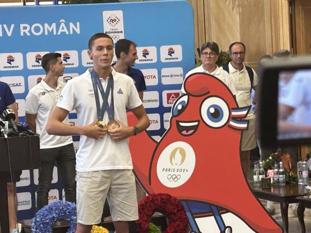 David Popovici, după ce a revenit de la Paris: „Este nevoie de bani investiți în sport, bani investiți cu cap la noi în țară”