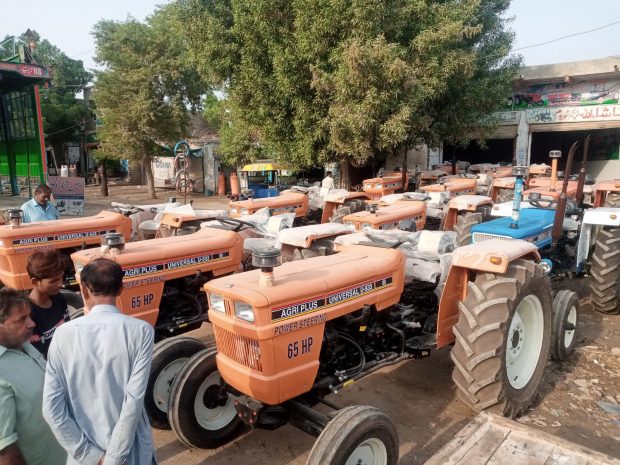 EXCLUSIV | Tractorul românesc Universal, produs cu succes în Pakistan. „Îl putem exporta oriunde în lume”, susține unul dintre proprietarii firmei
