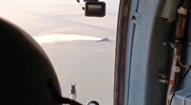 Momentul în care un elicopter vânează o dronă rusească Shahed care fusese lansată spre Ucraina cu 180 km/h și o doboară în 10 secunde. VIDEO