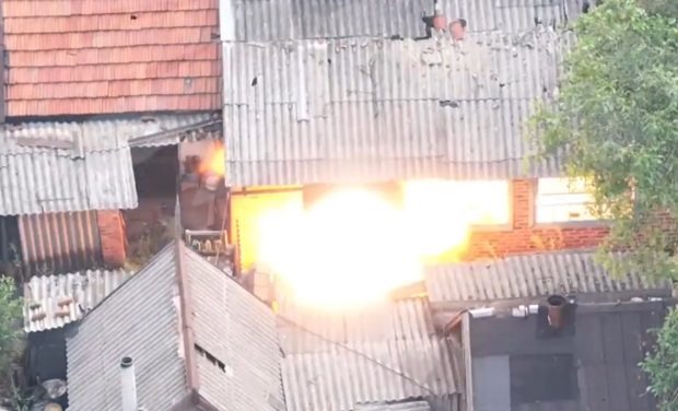Imagini din dronă: soldați ruși, vânați de dronele kamikaze ucrainene
