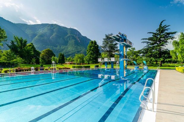 O piscină în aer liber a interzis bărbaților să poarte boxeri pe sub pantalonii de baie, în Italia. Care este motivul