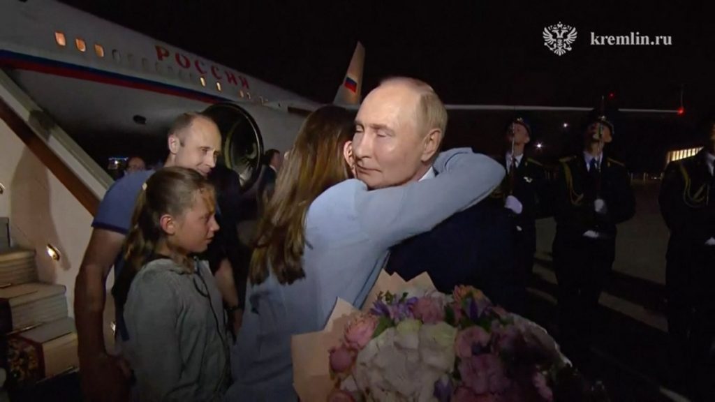 Un asasin, o familie de spioni și copiii lor și un infractor informatic, printre rușii eliberați de Occident și așteptați de Putin cu flori și garda de onoare 2 eliberati profimedia1