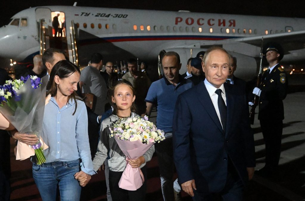 Un asasin, o familie de spioni și copiii lor și un infractor informatic, printre rușii eliberați de Occident și așteptați de Putin cu flori și garda de onoare 4 eliberati profimedia3