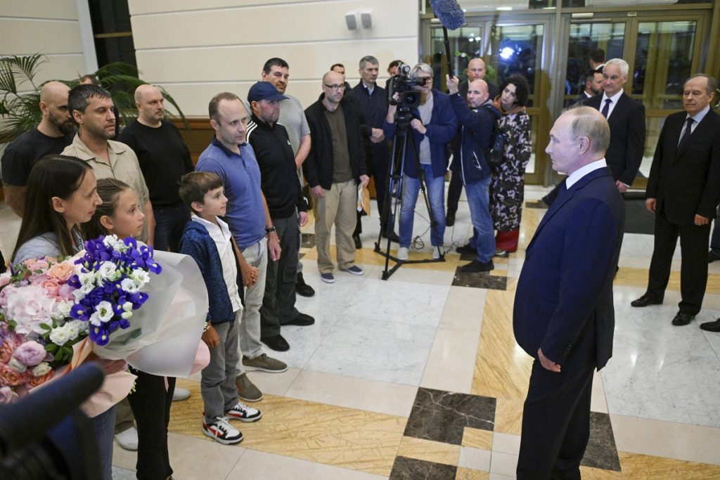 Un asasin, o familie de spioni și copiii lor și un infractor informatic, printre rușii eliberați de Occident și așteptați de Putin cu flori și garda de onoare 5 eliberati profimedia4