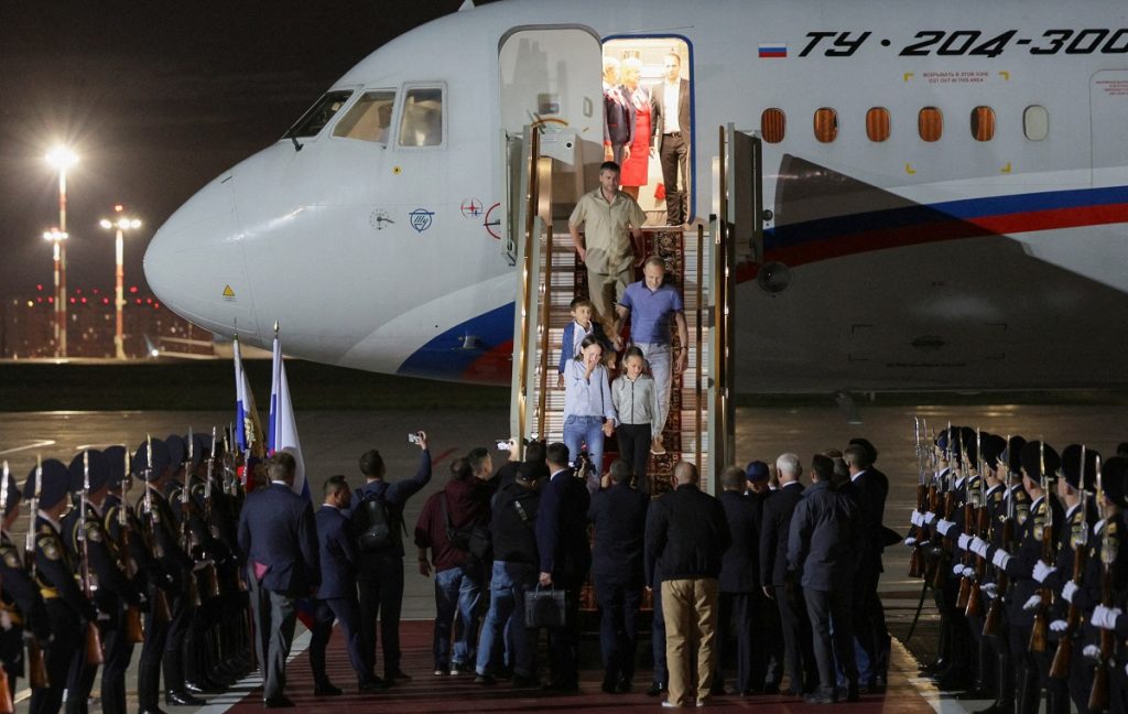 Un asasin, o familie de spioni și copiii lor și un infractor informatic, printre rușii eliberați de Occident și așteptați de Putin cu flori și garda de onoare 6 eliberati profimedia5