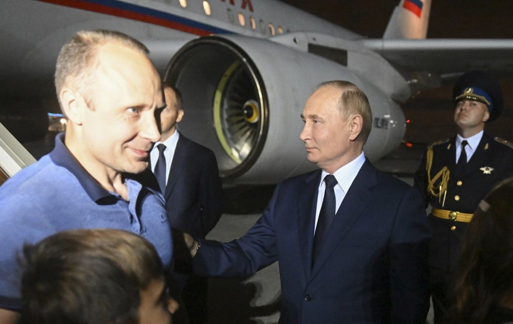 Un asasin, o familie de spioni și copiii lor și un infractor informatic, printre rușii eliberați de Occident și așteptați de Putin cu flori și garda de onoare 8 eliberati profimedia7