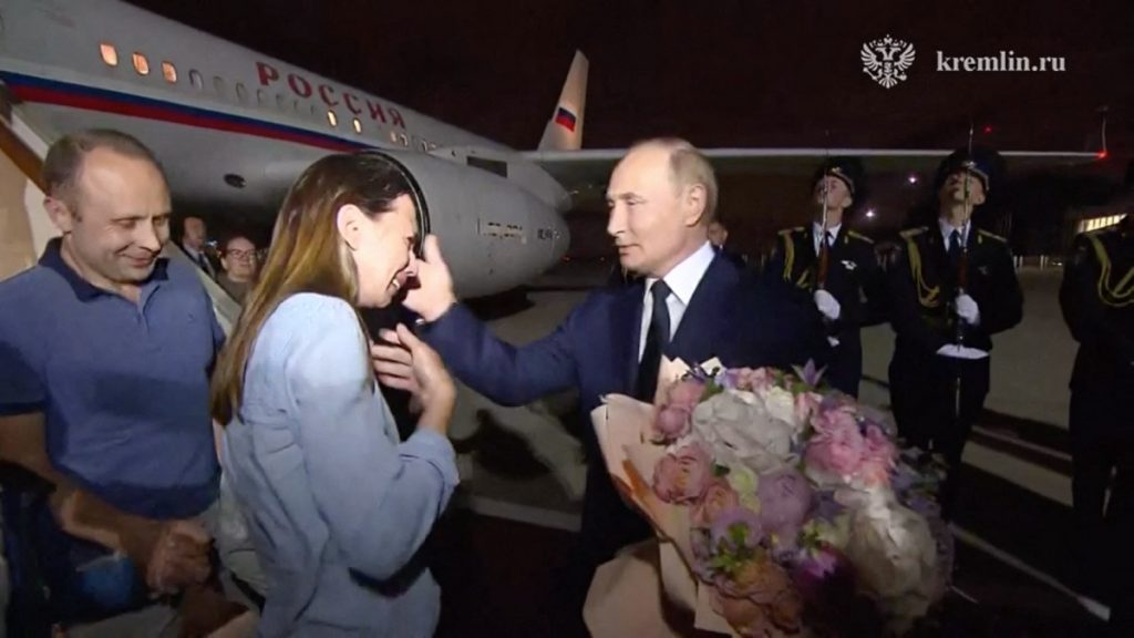 Un asasin, o familie de spioni și copiii lor și un infractor informatic, printre rușii eliberați de Occident și așteptați de Putin cu flori și garda de onoare 9 eliberati profimedia8
