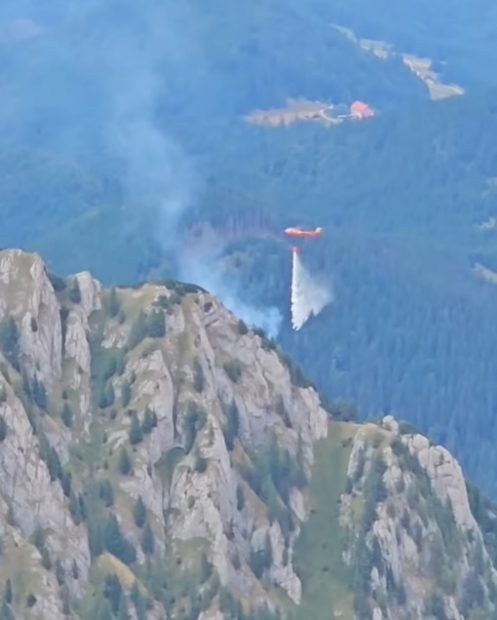 A doua zi de intervenţie a elicopterului pentru stingerea incendiului provocat de fulger în Masivul Bucegi