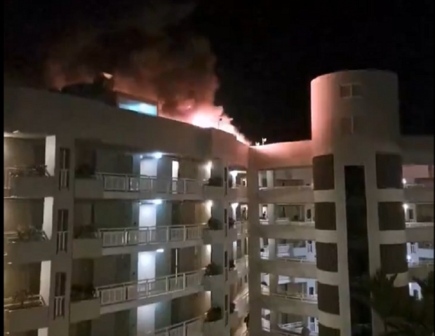 Un elicopter s-a prăbuşit pe acoperişul unui hotel din Australia, provocând un incendiu. Pilotul a murit | VIDEO
