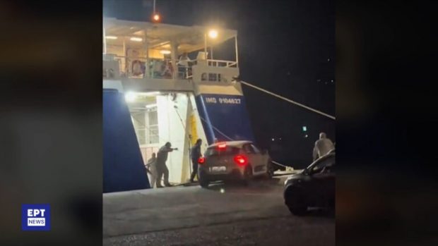 Momentul în care un feribot ridică trapa, fără ca toate mașinile să se fi îmbarcat, în Grecia. Căpitanul a fost arestat