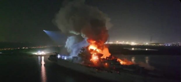 Un portavion sovietic scos din uz a fost devastat de un incendiu produs într-o lagună din China | VIDEO