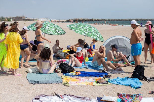 Cum arată vacanța la mare pentru un nevăzător: „Când ne jucam cu toții în apă, se vedea că ne eliberaserăm de toate fricile. A fost ceva nou și inedit”
