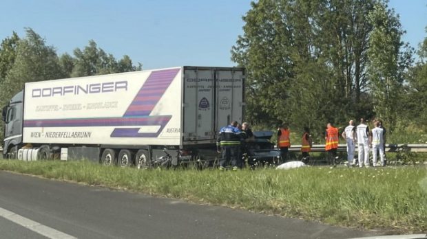 Șofer român de TIR arestat, după ce de camionul lui „parcat suspect” pe autostradă s-a izbit un vameș pe motocicletă și a murit pe loc, în Franța