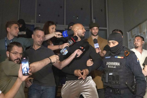 Andrew Tate, plasat în arest la domiciliu, iar Tristan, sub control judiciar, în dosarul în care cei doi sunt acuzaţi de trafic de minori