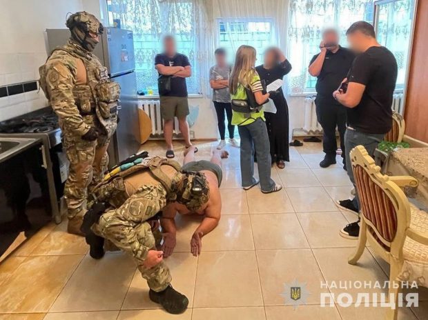 Grup infracțional condus de un rus, demascat de Ucraina şi Republica Moldova. A vândut militarilor ucraineni mașini și drone inexistente