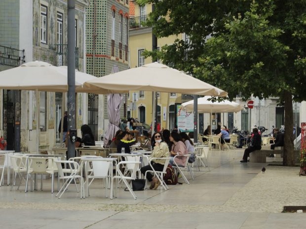 „Faci cu ochiul, plătești mai puțin”. Cum sunt înșelați turiștii străini la restaurantele din Lisabona
