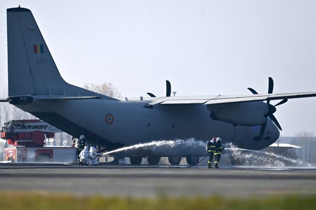 O aeronavă C-27J Spartan intervine pentru stingerea unui incendiu de pădure, în judeţul Caraş-Severin