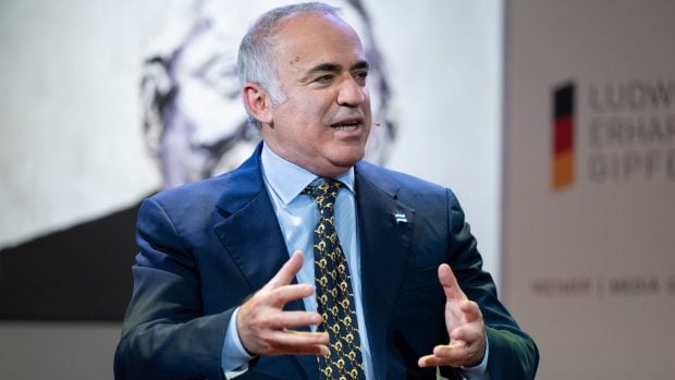 Fostul campion mondial de șah Garry Kasparov, opozant al Kremlinului, a cumpărat o pagina de reclamă în tabloidul german Bild: „Trimițeți Ucrainei armele de care are nevoie”