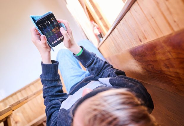Părinţii nu trebuie să le cumpere copiilor sub 11 ani telefoane inteligente, spune un operator de telefonie din Marea Britanie