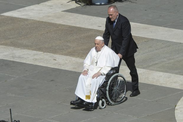 Papa Francisc a primit un scaun cu rotile mai ușor. „A trebuit să lucrăm la nevoi şi cerinţe specifice”