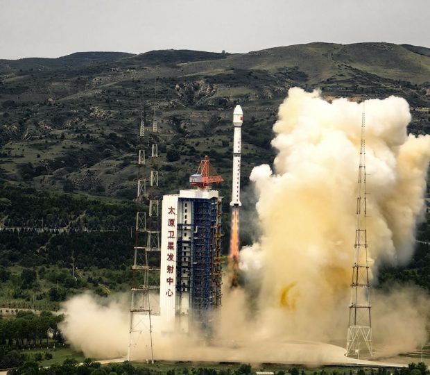 Peste 1.000 de sateliți și alte obiecte de pe orbita Pământului sunt puse în pericol după explozia unei rachete chinezești în spațiu